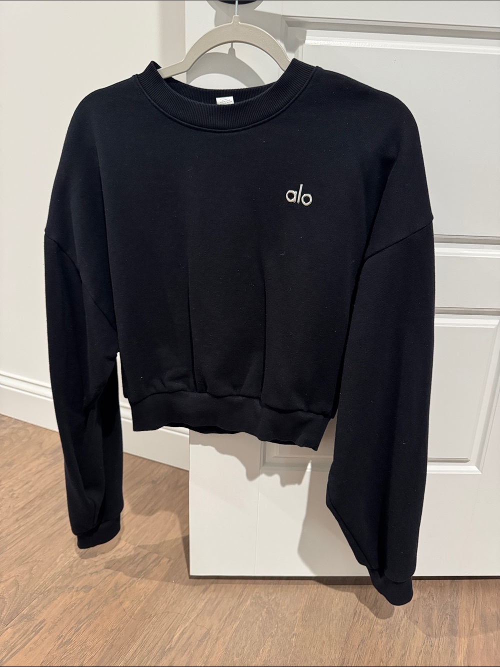 Alo Cropped Accolade Crewneck - Black - Size M